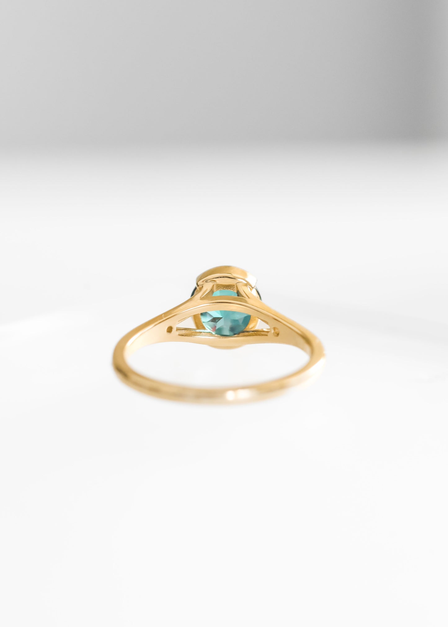 The Gemma | 1.68ct Lab Round Alexandrite | Yellow Gold