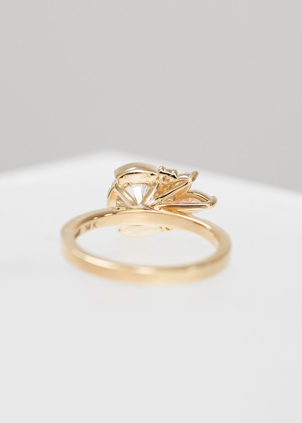 The Wren | 1.70ct Round Natural Diamond | Yellow Gold