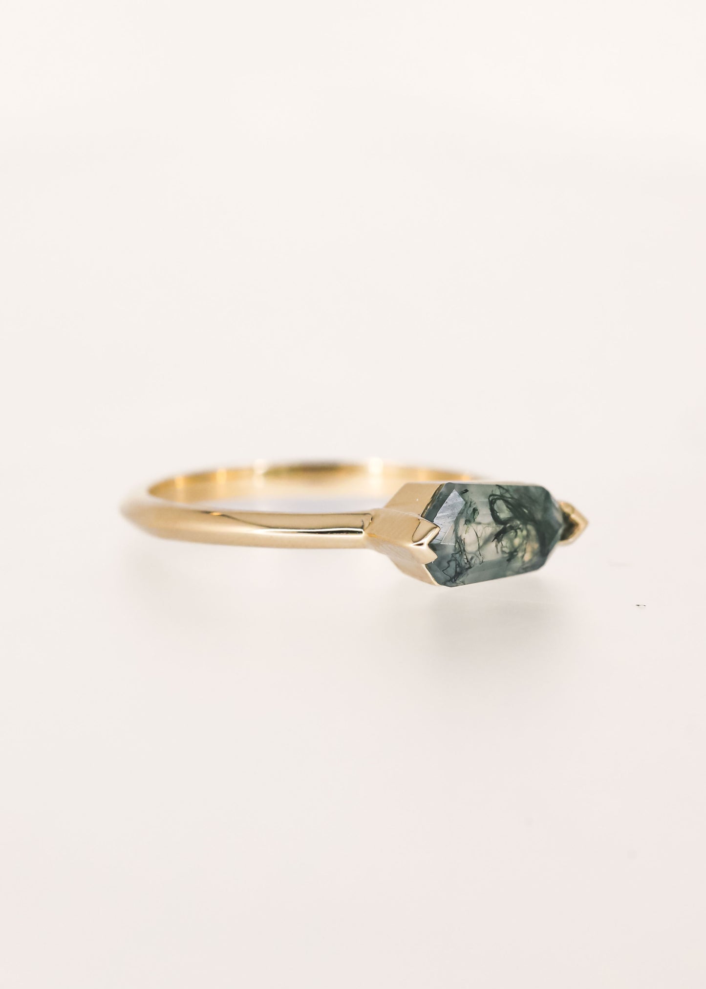 The Lyra | 1.18ct Shield Moss Agate | Yellow Gold