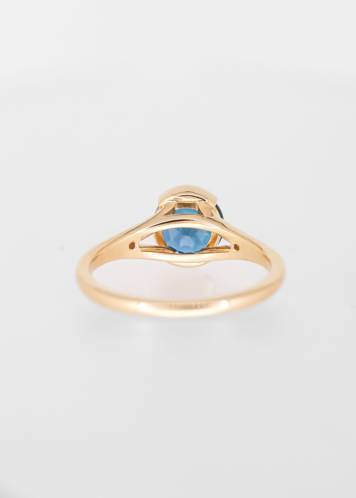 The Gemma | 1.68ct Lab Round Alexandrite | Yellow Gold