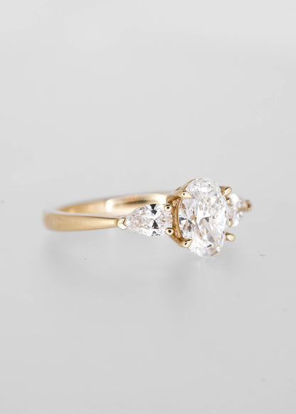 The Zora (Pear Sides) | 1.51ct Oval Lab-Grown Diamond | Yellow Gold