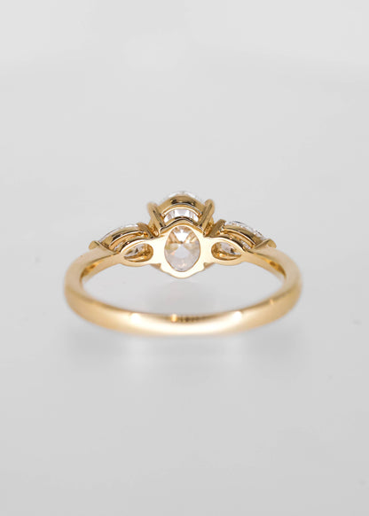 The Zora (Pear Sides) | 1.51ct Oval Lab-Grown Diamond | Yellow Gold