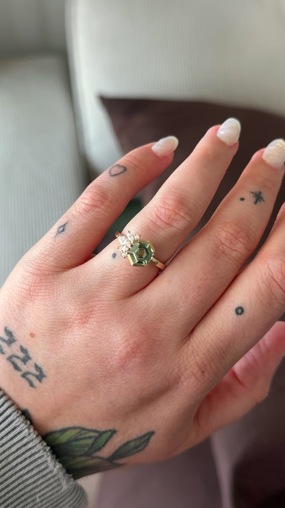 The Wren | 2.27ct Hexagon Sapphire | Yellow Gold