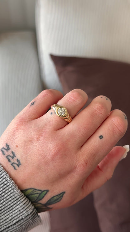 The Vulcan (Ribbed) | 1.07ct Round Diamond | Yellow Gold